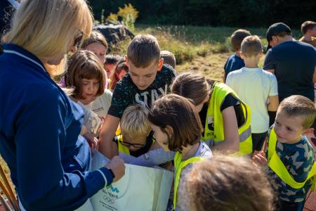 Predaja trajnostnih zapestnic za otroke