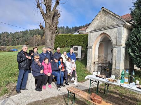 Pogostitev ob otvoritvi nove klopce ob Krušičevi kapelici