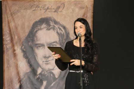 Voditeljica Anja Vajde